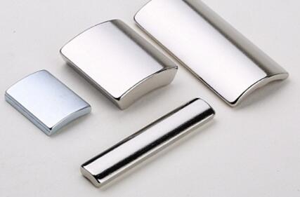 電機內部的磁鐵有弧形和方形，它們之間有什么區別?